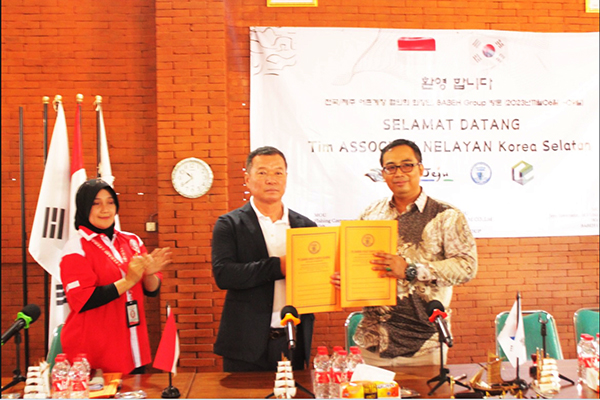 * 전국 어촌계장 협의회의 이원규 회장(왼쪽)과 BABEH GROUP의 SUHARTOYO 회장의 상호협력 MOU 체결 (2023.11.7)