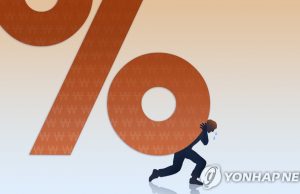 고금리·고물가 그늘…이자부담, ‘입고 신는’ 지출보다 커졌다