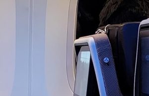 “비행기 좌석 젖히지 마세요” 태블릿 보기 어려워서?