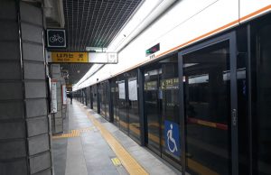 서울지하철 스크린도어에 ‘인도네시아 시’…외국인과 함께 감상