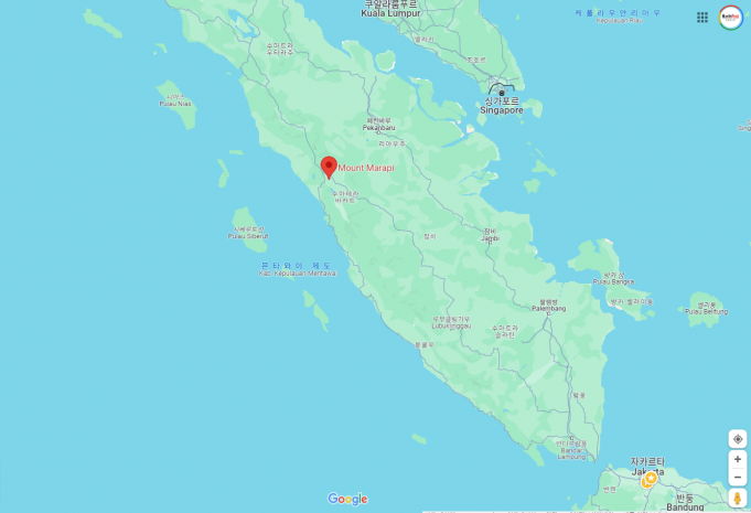 수마트라 마라피 화산, 하루 4차례 분화…화산재 2㎞ 높이 치솟아