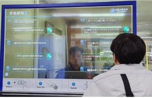 ‘투명스크린 보며 외국어 동시대화’ 지하철 명동역 시범운영
