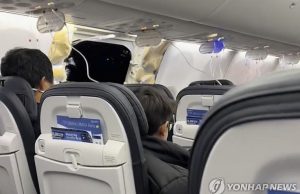 비행 중 동체 뜯긴 보잉 737 맥스 기종… 6년전 카라왕 추락 189명 숨져