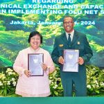 ▲시티 누르바야 바카르 환경산림부 장관과 미 랜디 무어 삼림청장. 2024.1.25. 자카르타