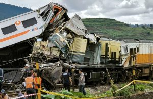 반둥 열차 충돌 4명 사망…”신호 체계 이상으로 충돌”