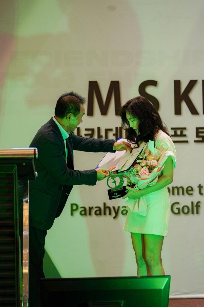 제3회 MS KIM 아카데미배 인니전국 여성 골프대회 3등 김성경 씨(찌까랑)
