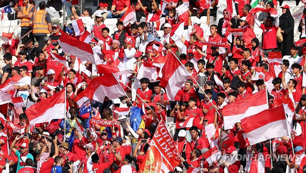 카타르 도하에서 열린 2023 AFC 아시안컵 16강전 호주와 인도네시아 경기. 인도네시아 축구 팬들이 응원전을 펼치고 있다. 2024.1.28 