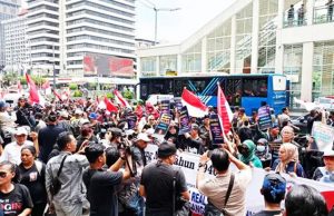 선거감독위 청사서 대규모 시위