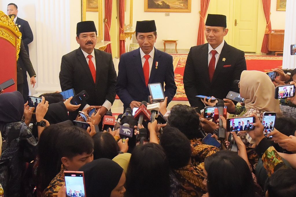 조코위 대통령은 2월 21일 자카르타 궁에서 Hadi Tjahjanto 정치법률안보조정장관, Agus Harimurti Yudhoyono농업부 장관을 임명하고 기자회견하고 있다. (사진. 내각사무처 홍보부)