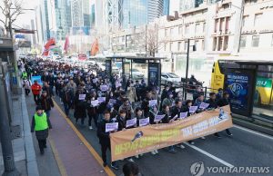 세계 곳곳 ‘여성의 날’ 맞아 보라 물결…”차별 맞서자” 시위