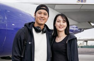 한국행 MLB 다저스 오타니, 비행기 앞에서 아내 최초 공개