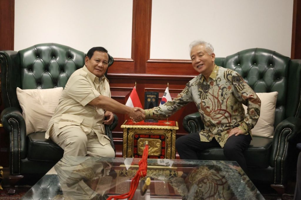 지난 3월 6일(수) 이상덕 주인도네시아 대사(사진 오른쪽)는 대통령 후보로 출마한 프라보워 수비안토(Prabowo Subianto) 국방부 장관을 예방하고 있다. 2024.3.6 사진 한국대사관 제공