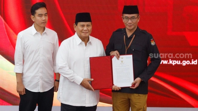 Prabowo Subianto 와 Gibran Rakabuming Raka 당선인은 선관위 KPU 위원장으로부터 당선증을 받고 있다. 2024.4.24