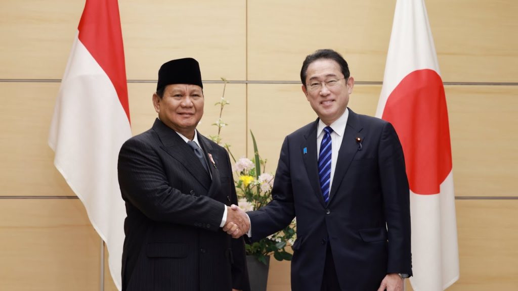 일본을 방문한 프라보워 수비안토 인도네시아 대통령 당선인(왼쪽)이 3일 도쿄 총리관저에서 기시다 후미오 총리와 만나 악수하고 있다. 프라보워 당선인. 2024.04.03 