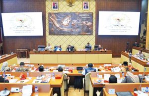 선거감독위, “공무원 450명 신고”