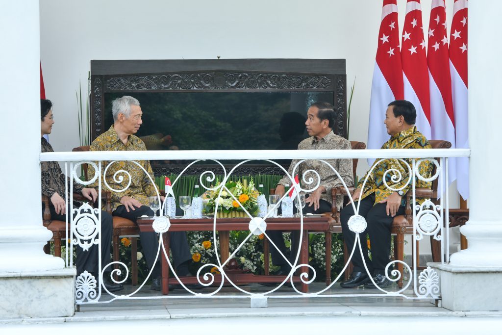 인니·싱가포르 현·차기 정상 4자회담 2024.4.29. (왼쪽부터) 로런스 웡 싱가포르 차기 총리와 리셴룽 싱가포르 총리, 조코 위도도 대통령, 프라보워 수비안토 대통령 당선인이 서자바주 보고르에 있는 대통령궁에서 환담하고 있다