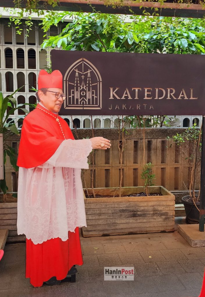 자카르타 대성당에 설치된 이냐시오 수하리오(Ignatius Suharyo Hardjoatmodjo) 자카르타 대주교 포토존. 이냐시오 수하리오 대주교는 지난 2019년 9월 로마 교황청 신임 추기경으로 임명됐다. 