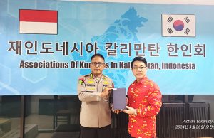 칼리만탄 한인회, 현지 경찰총경에게 대사표창 전달
