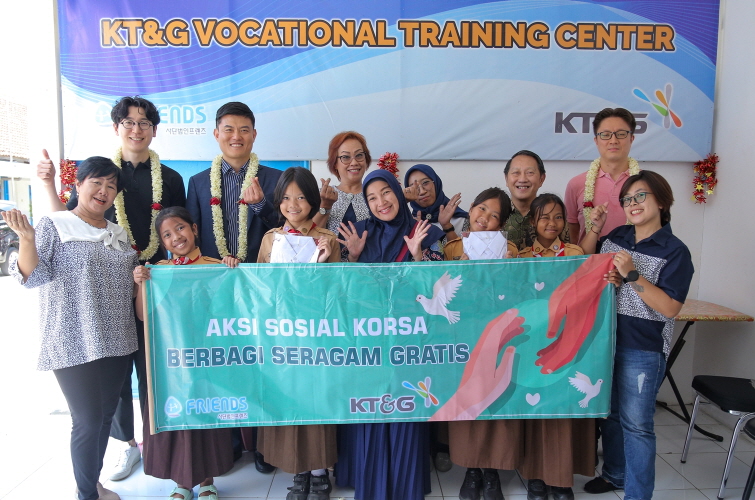 KT&G가 5월 3일 인도네시아 말랑에 위치한 직업훈련센터를 방문해 학생들이 직접 만든 교복을 지역 학생들에게 기부하는 전달식을 개최했다. 사진은 직업훈련센터에서 열린 기부물품 전달식 기념사진. 2024.5.3