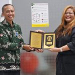 ▲ 인도네시아대학교 데폭 캠퍼스 사무국 아쉬마드 솔레찬 복지부국장(왼쪽)이 지난 7일 신한은행 장학금을 수여하고 있다. [인도네시아대학교 제공]