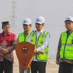 ▲ 헤루 주지사 대행은 북부 자카르타에 쓰레기 고형연료 플랜트 시설을 착공하고 있다. 2024.5.13