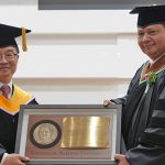 ▲경상대학교(GNU) 권순기 총장은 아일랑가 경제조정부 장관에게 명예 정치학 박사 학위를 수여하고 있다. 2024.5.21