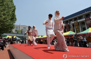 고려대 외국인 학생 축제에 인도네시아 댄스