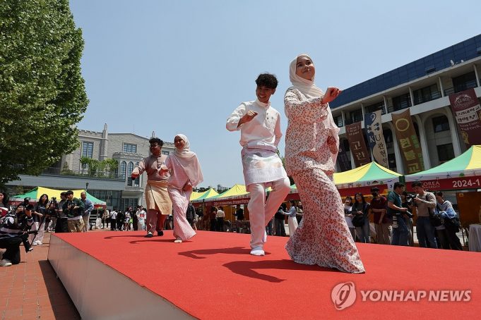 고려대 외국인 학생 축제에 인도네시아 댄스