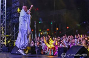 ‘뉴진스님 디제잉’에 뿔난 말레이 불교계 “입국 막아달라” 호소