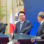 리창 총리 발언 듣는 윤석열 대통령