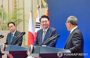 4년반 만에 머리 맞댄 韓日中 정상… 3국 협력 복원 ‘첫발’