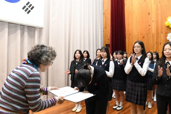 무궁화유통 박은주 회장, 충주여고에 20년째 장학금 전달