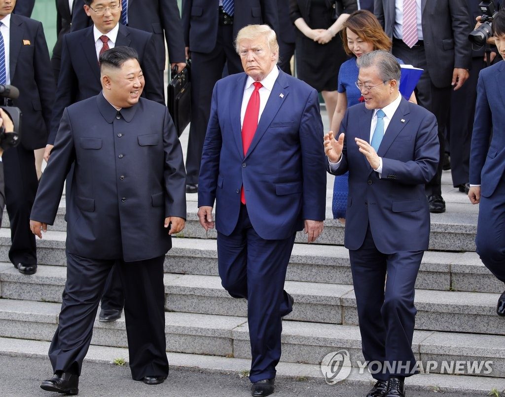 문재인 대통령과 김정은 북한 국무위원장, 도널드 트럼프 미국 대통령이 판문점 남측 자유의 집에서 나오며 얘기를 나누고 있다. 2019.6.30