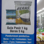 소매점 설탕 쌀 구매 제한 안내문 Indomaret Sukabumi.2024.2