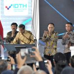 조코위 대통령은 5월 7일 서부 자와주 데폭 시에 있는 통신 장치 테스트 센터(BBPPT)에서 인도네시아 디지털 테스트 하우스를 개관하고 있다.사진.