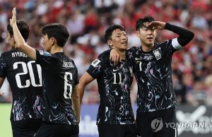 한국, 싱가포르 7-0 꺾고 WC 3차예선 진출…손.이 멀티골