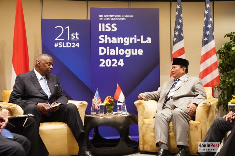 Prabowo Subianto 국방부 장관과 미국 국방부 Lloyd J. Austin III 장관은 싱가포르에서 열린 Shangri-La Dialogue 2024에서 회담하고 있다. 2024.6.1 사진 국방부 제공