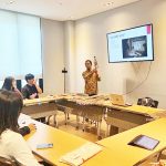 ▲부산 외국어대학교에서 와양 수켓(wayang suket)를 강의하고 있다.