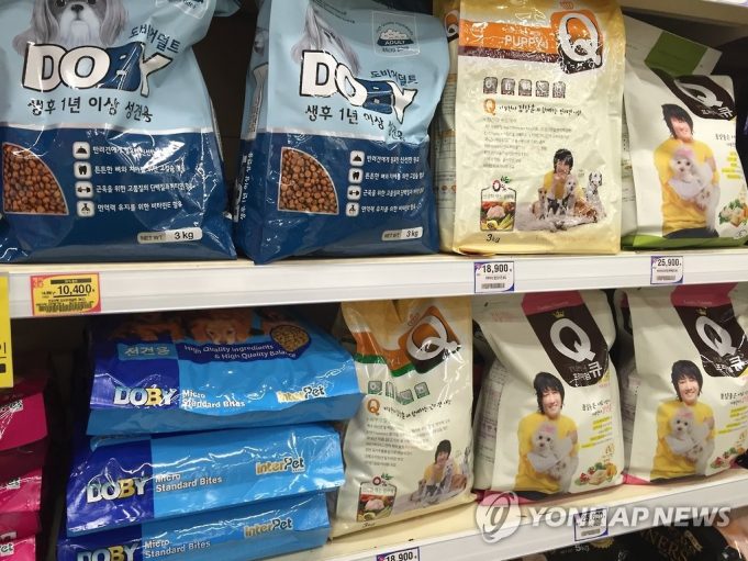 아이대신 반려견 키우나… “반려견 사료 판매량, 아기 분유 추월”