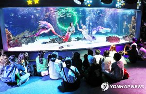 인어공주 공연 관람하는 시민들