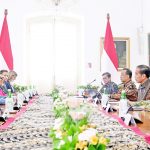 조코위 대통령은 지난 5월 28일 보고르 대통령궁에서 마티아스 코만 경제협력개발기구(OECD) 사무총장과 회의하고 있다. 사진 내각부