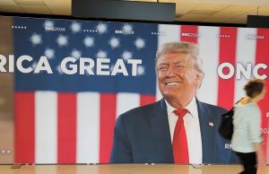 죽음 위기 넘긴 트럼프 ‘공화 전대 대관식’ 분위기…정치 상황 우세론