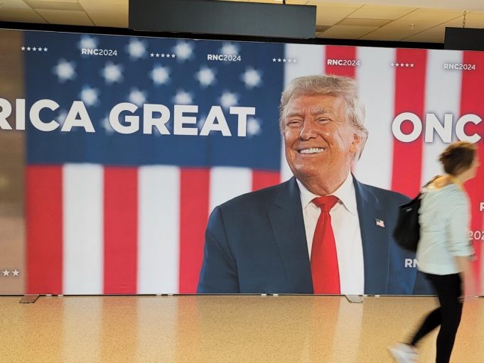 죽음 위기 넘긴 트럼프 ‘공화 전대 대관식’ 분위기…정치 상황 우세론