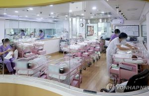 태어난 한국 아기 8년반 만에 두달 연속 늘었다