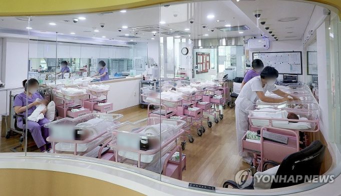 태어난 한국 아기 8년반 만에 두달 연속 늘었다