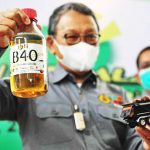 에너지광물자원부 담당국장은 B40 바이오디젤 견본을 선보이고 있다. 2022.7.22