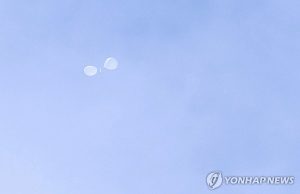 북한 ‘쓰레기풍선’ 추정 물체로 한때 김포공항 이착륙 차질