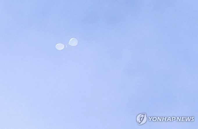 북한 ‘쓰레기풍선’ 추정 물체로 한때 김포공항 이착륙 차질