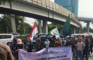 한국대사관에서 대학생 항의시위… 인도사랑 게시글 항의 확산