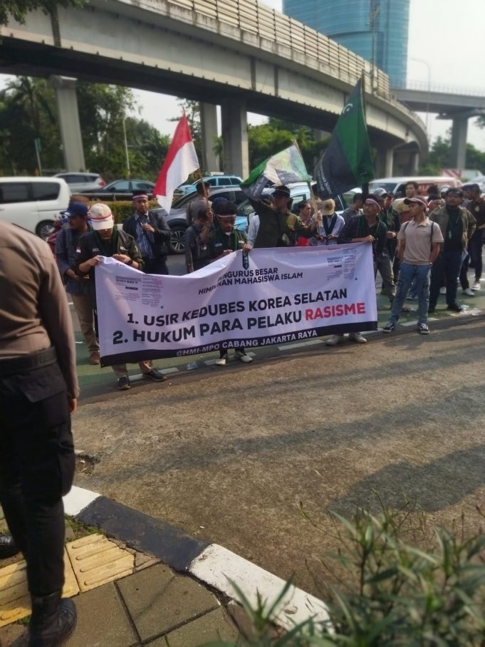 한국대사관에서 대학생 항의시위… 인도사랑 게시글 항의 확산